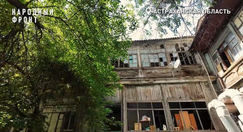 Памятник архитектуры в Астрахани трещит по швам из-за «бесхозной» рекламы