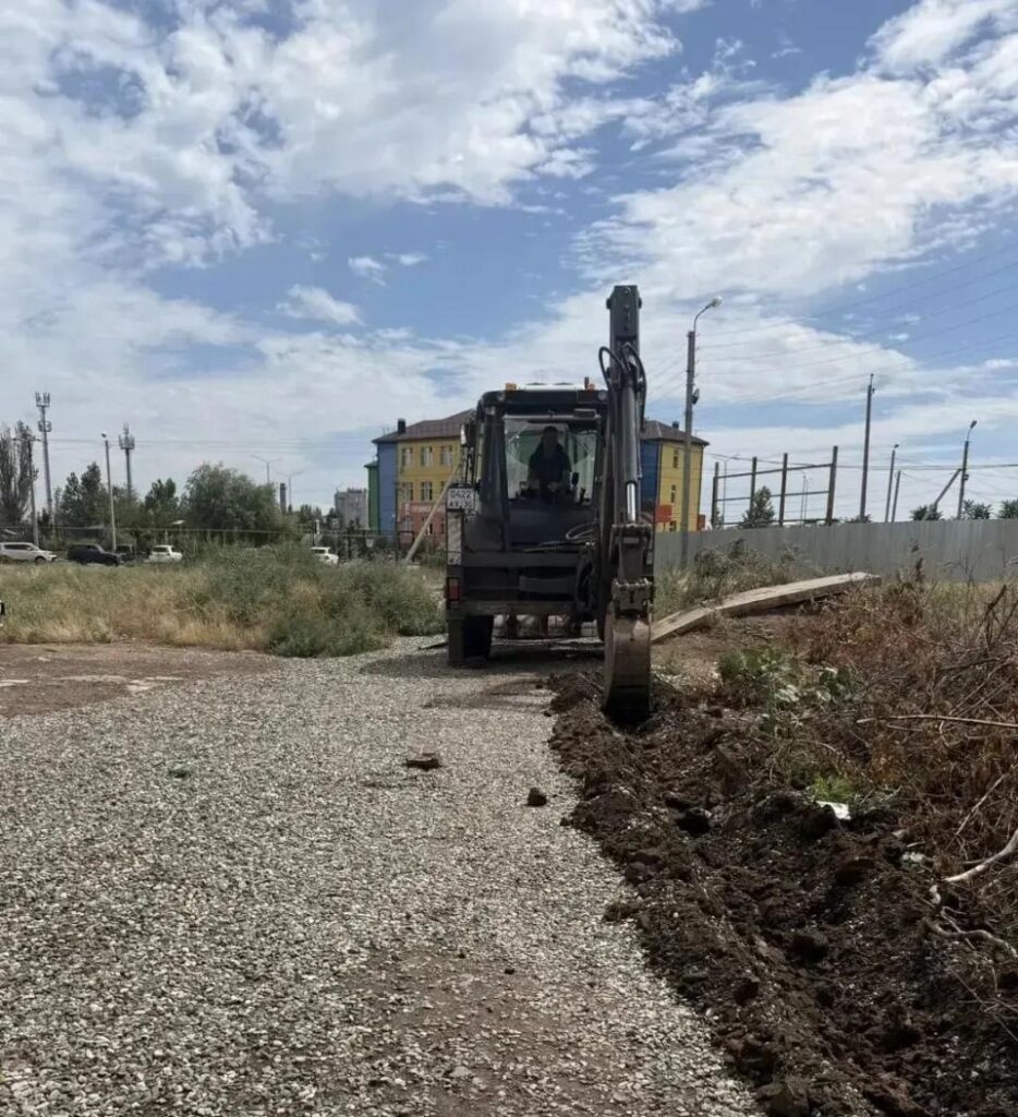 В Астрахани приводят в порядок тротуар к детскому саду