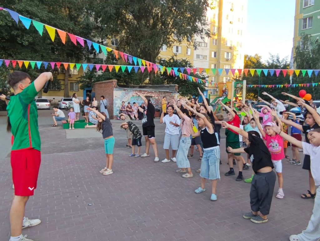 Всероссийская зарядка объединила жителей улицы Дальней