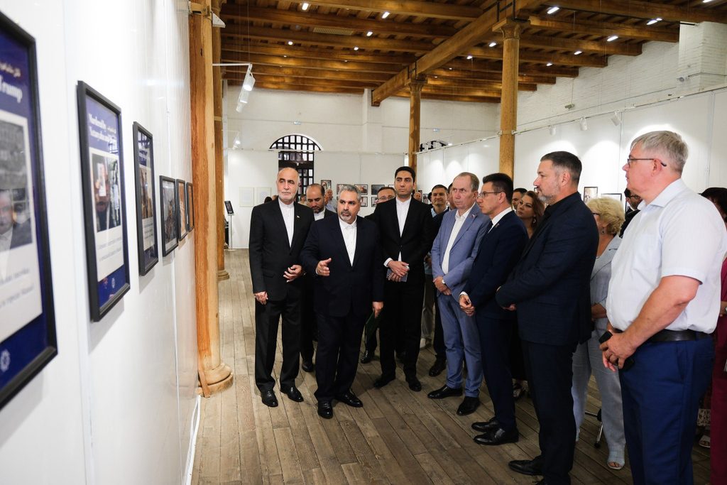 В Астраханском кремле открылась фотовыставка в память о жертвах конфликта в Иране
