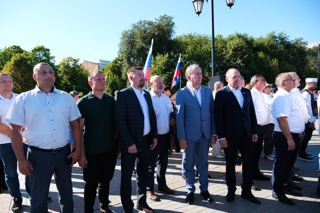 Триколор над Волгой: Астрахань масштабно отметила День Государственного флага России — фото 4