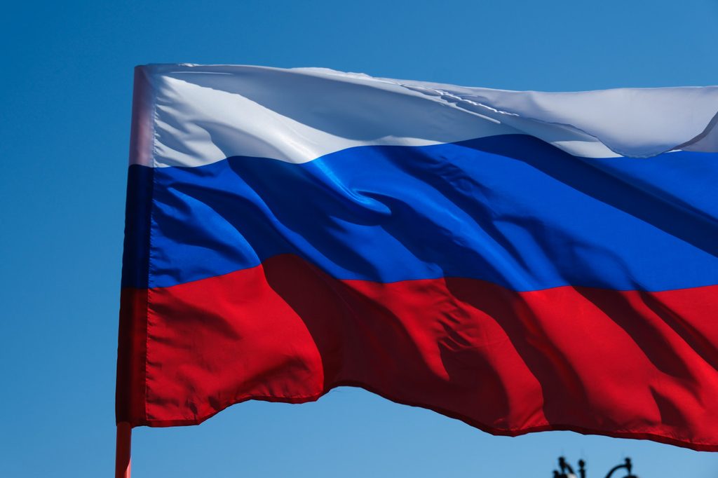 Триколор над Волгой: Астрахань масштабно отметила День Государственного флага России — фото 1