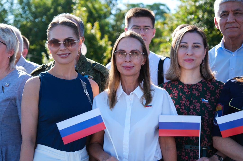 Триколор над Волгой: Астрахань масштабно отметила День Государственного флага России — фото 3