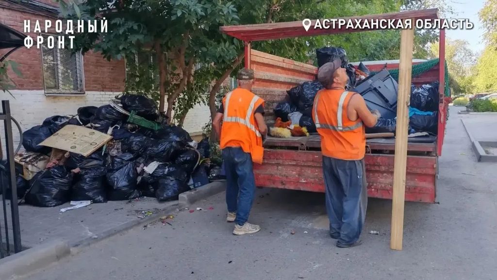 Из астраханской квартиры-свалки вывезли почти 50 кубометров мусора — фото 3