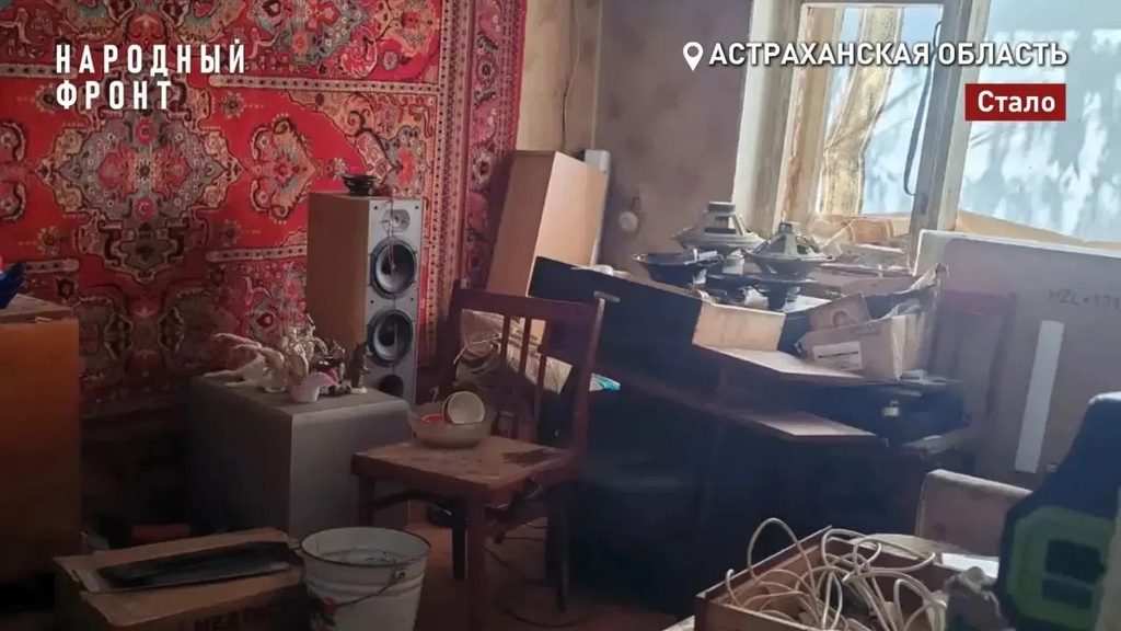 Из астраханской квартиры-свалки вывезли почти 50 кубометров мусора — фото 1