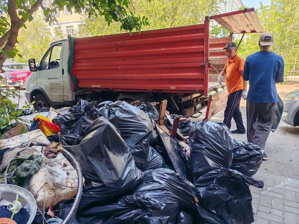 «ЭкоЦентр» вывез более 60 кубометров мусора из квартиры-свалки на Островского, 67 — фото 2