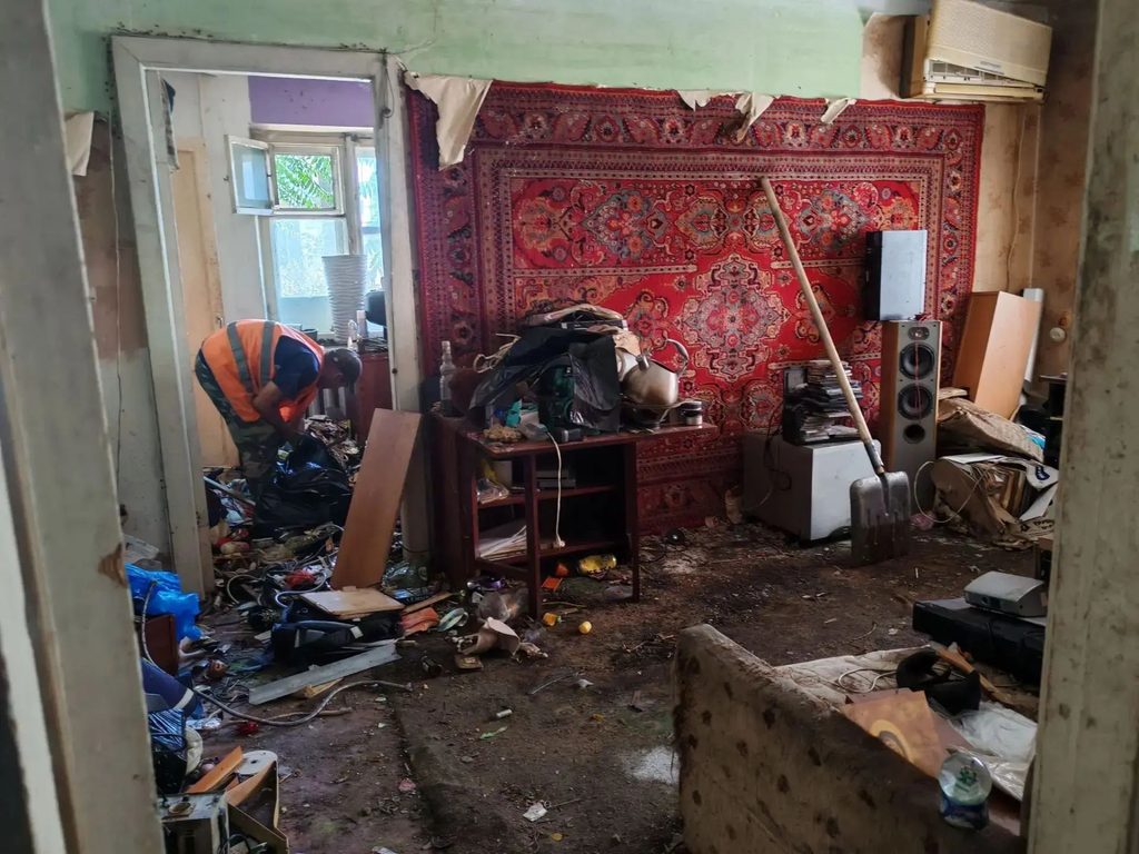 «ЭкоЦентр» вывез более 60 кубометров мусора из квартиры-свалки на Островского, 67