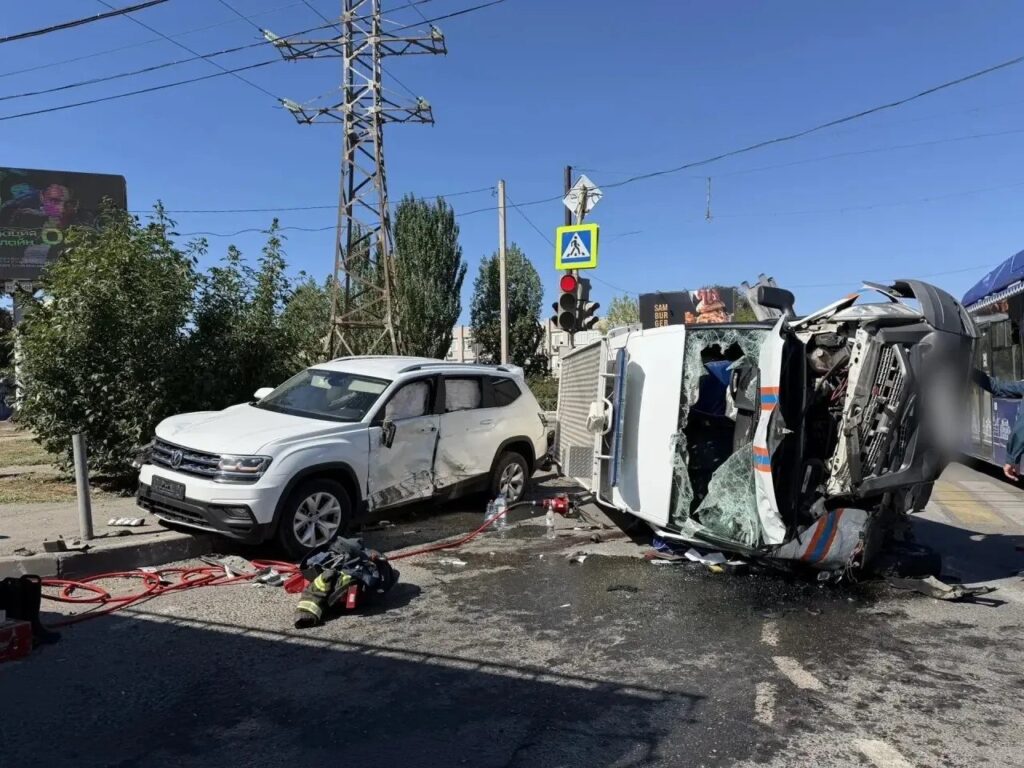 В Астрахани спецавтомобиль попал в ДТП на улице Академика Королева: пострадал пассажир