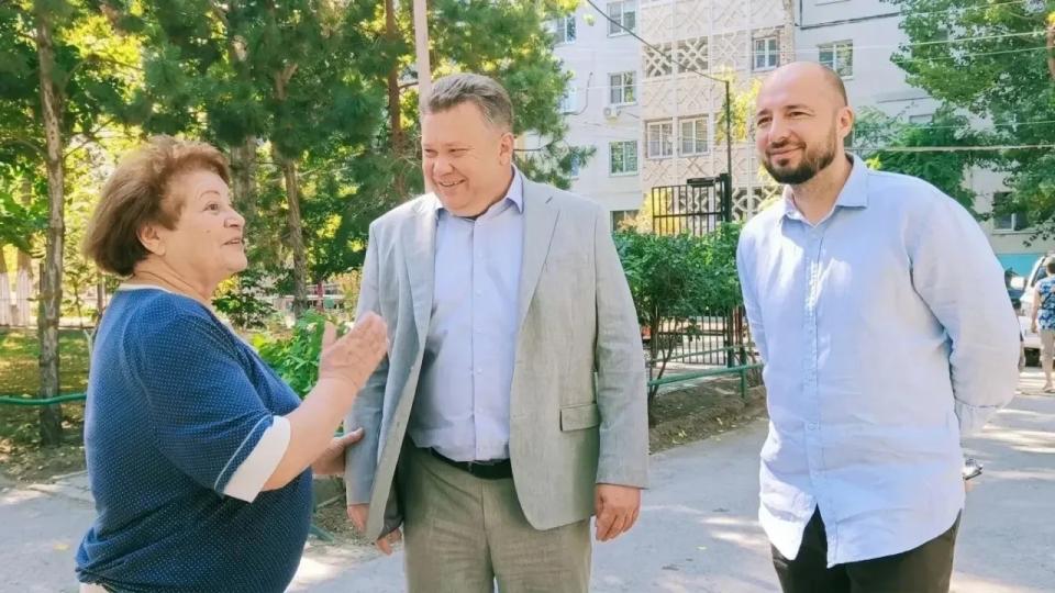 Игорь Редькин проверил ход строительства первой «умной» спортплощадки в Астрахани