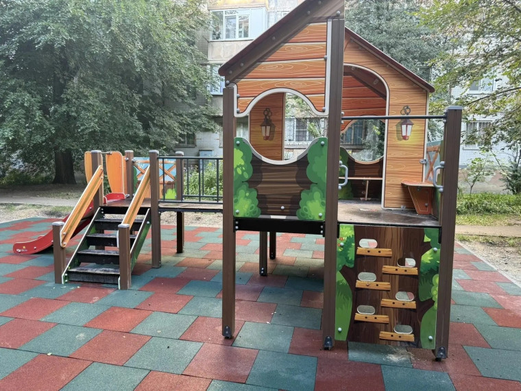 В Ставрополе обновляют десятки детских площадок: какие дворы уже преобразились