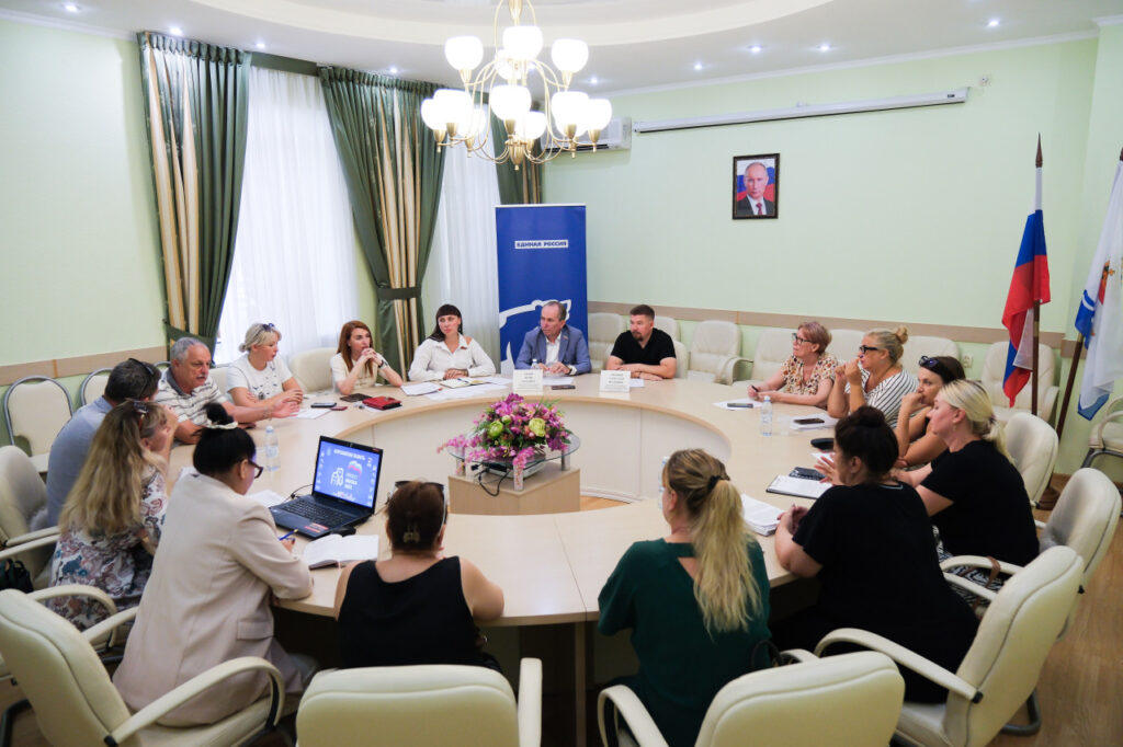 «Школа ЖКХ» в действии: в Астрахани обсудили капремонт и прозрачность работы с жителями