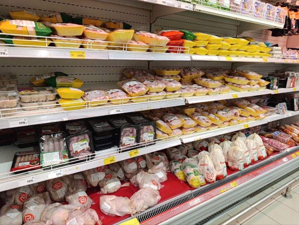 Курица дешевеет в опте, но дорожает в астраханских магазинах: почему так происходит и кто на этом теряет
