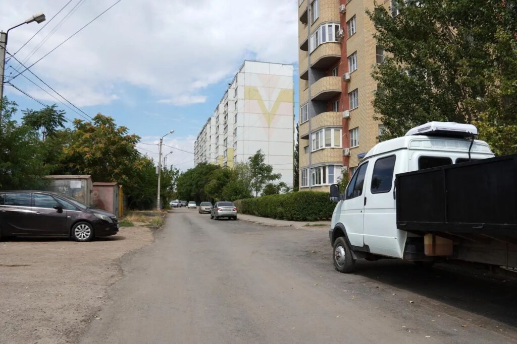 По поручению главы города в Астрахани взялись за ремонт внутриквартальных проездов