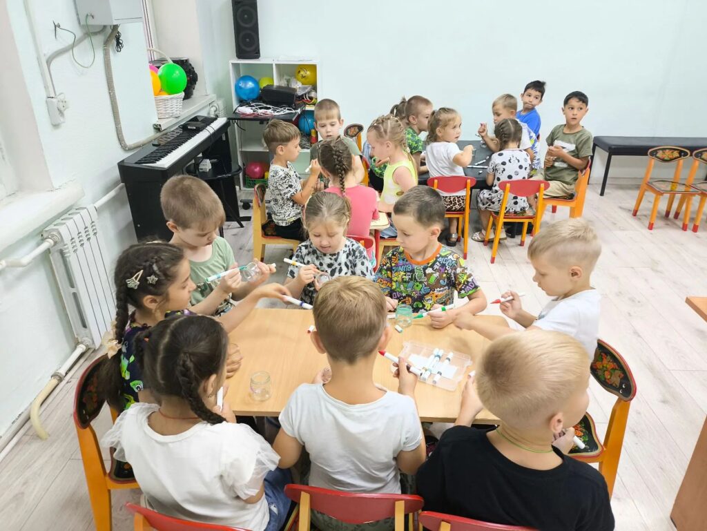 Баночки, блокноты и экопривычки: «ЭкоЦентр» показал юным астраханцам, как дать отходам вторую жизнь
