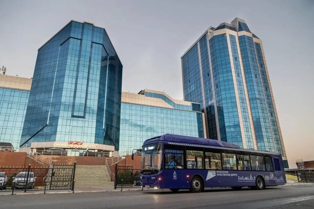 Почему автобусы в Астрахани темно-синие