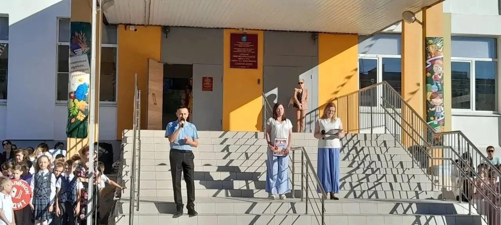 Первый звонок в Астрахани: депутаты Городской Думы поздравили школьников и провели «Разговоры о важном» — фото 4