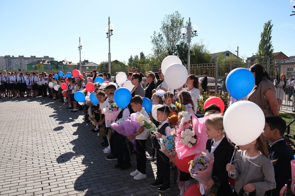 Первый звонок в Астрахани: депутаты Городской Думы поздравили школьников и провели «Разговоры о важном»