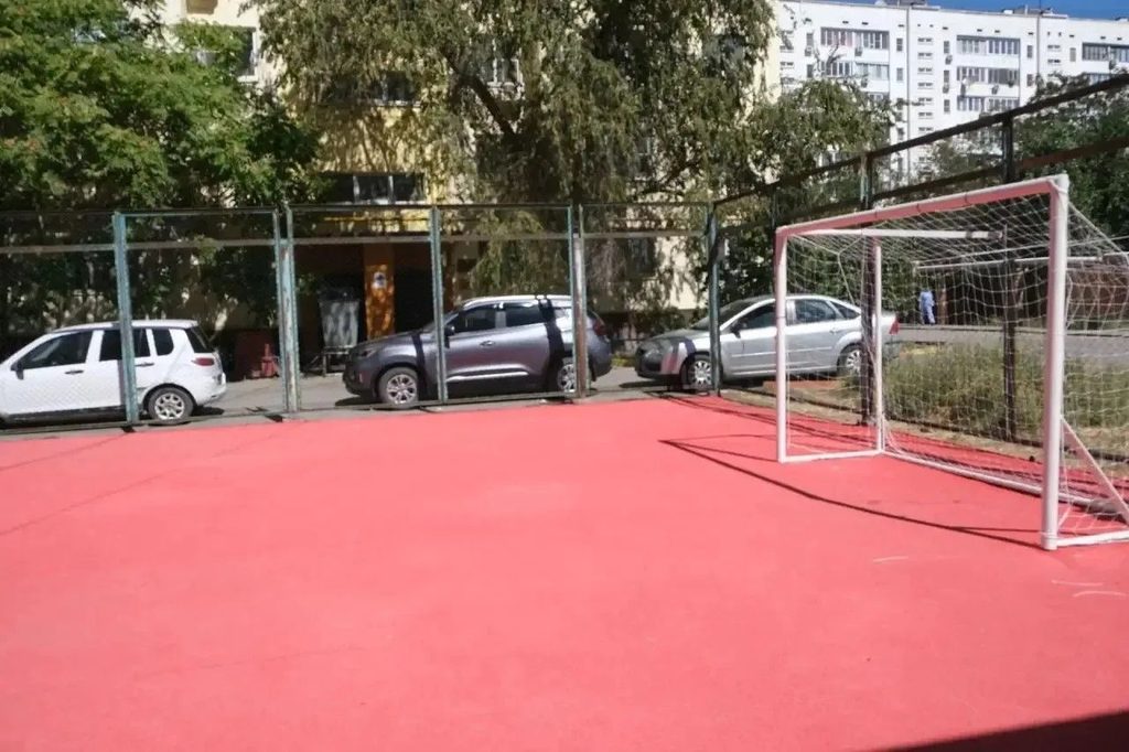 В Астрахани обновили спортплощадку на улице Краснодарской: поле, ворота и камеры против вандалов