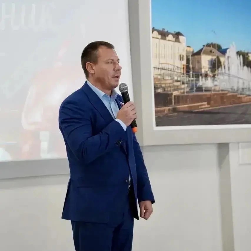 С новым портфелем — к новым вершинам: Максим Карташов поздравил первоклассников с началом школьной жизни — фото 1