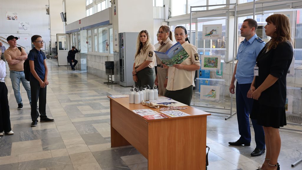 На железнодорожном вокзале Астрахани открылась выставка «Пернатые путешественники» — фото 1
