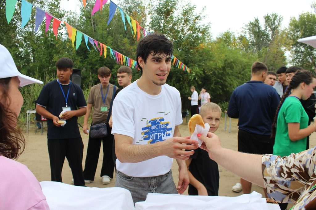 200 человек, 32 команды и тонны мусора: на Пролетарском острове прошли «Чистые Игры» — фото 10
