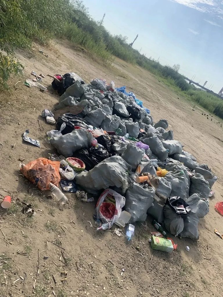 «ЭкоЦентр» вывез две свалки с пляжа в поселке Свободный: волонтёры собрали 110 мешков мусора — фото 1