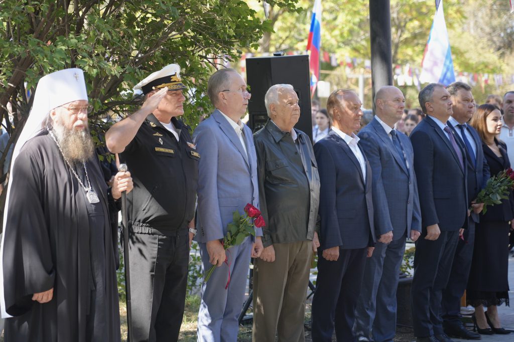В Астрахани торжественно открыли бюст адмиралу Фёдору Ушакову — фото 1
