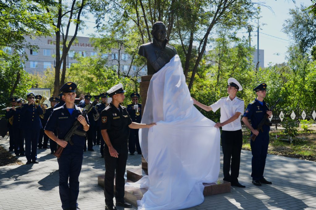 В Астрахани торжественно открыли бюст адмиралу Фёдору Ушакову