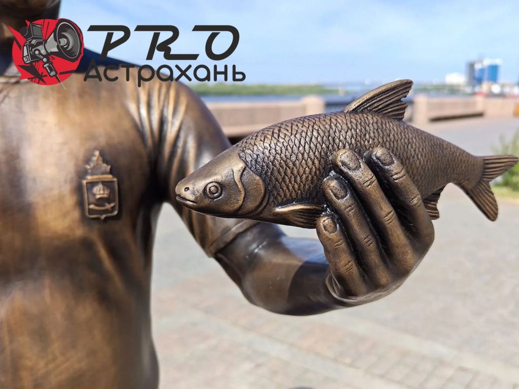 На Петровской набережной Астрахани появился бронзовый рыбак с уловом — фото 2