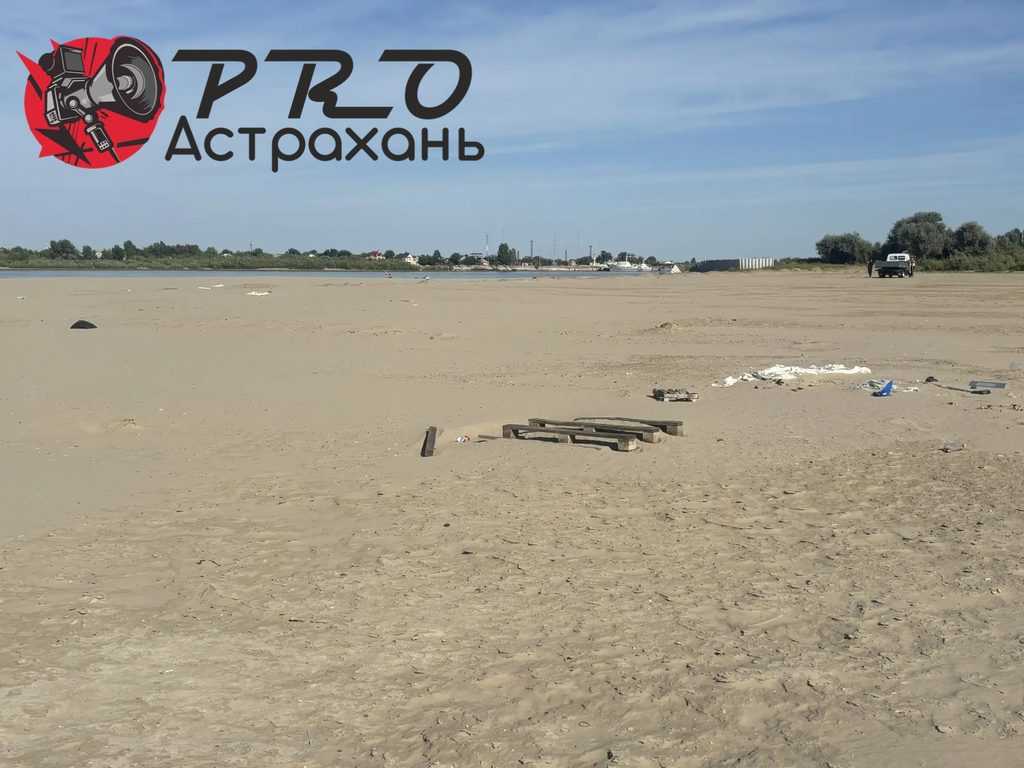 Сезон закончился, мусор остался: астраханцы вновь жалуются на грязные пляжи — фото 1