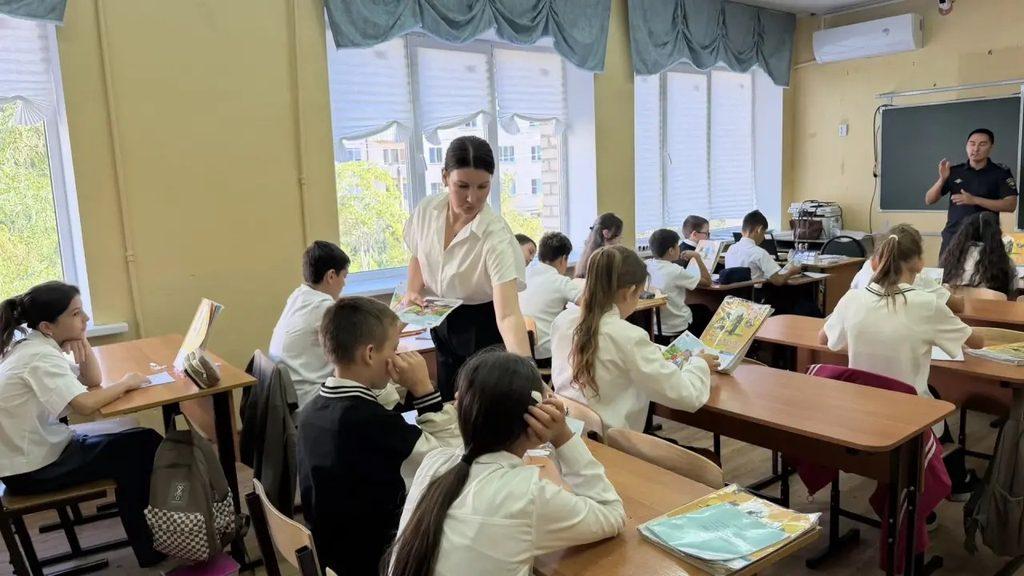 «Железная дорога — не место для игр»: астраханским школьникам напомнили о правилах безопасности — фото 1