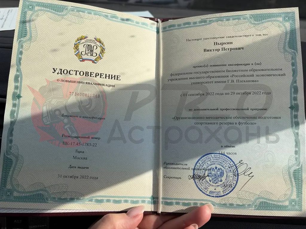 «Я бесплатно с ними работаю»: 79-летнему тренеру в Астрахани не дают заниматься с детьми на пустом стадионе — фото 7