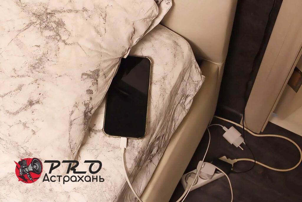 Телефон на зарядке может устроить пожар: астраханцам напомнили о правилах безопасности