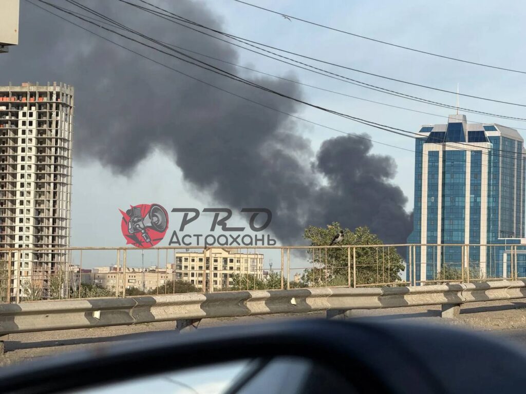 Астрахань заволокло едким дымом от пожара
