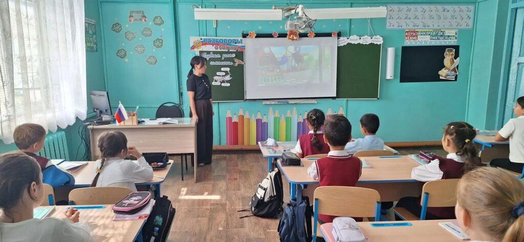 В Харабалях школьникам рассказали о правилах поведения на железной дороге