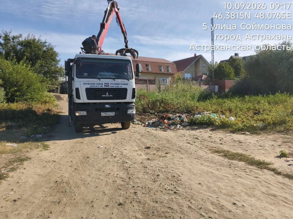 «ЭкоЦентр» вывез две свалки с пляжа в поселке Свободный: волонтёры собрали 110 мешков мусора