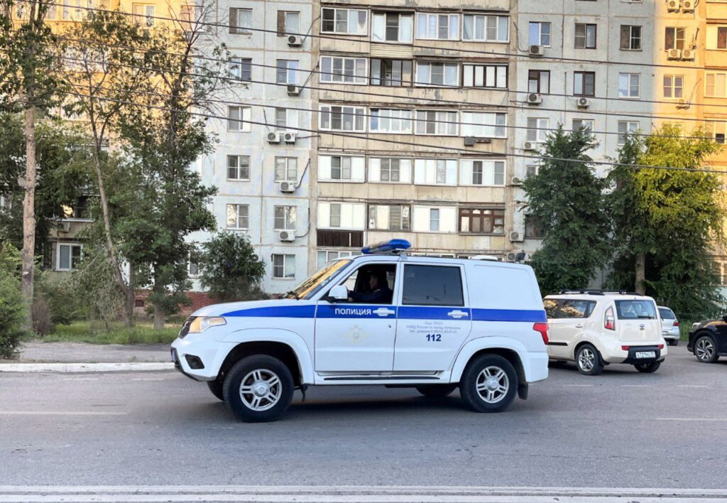 В Астрахани рабочий упал с шестого этажа новостройки и погиб