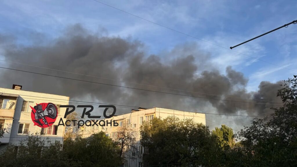Пожар в промзоне в Астрахани тушат уже сутки: к ликвидации подключили беспилотник