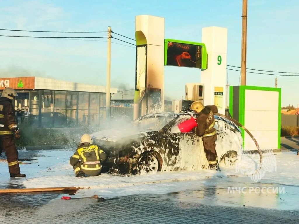 На АЗС в Советском районе Астрахани вспыхнул автомобиль