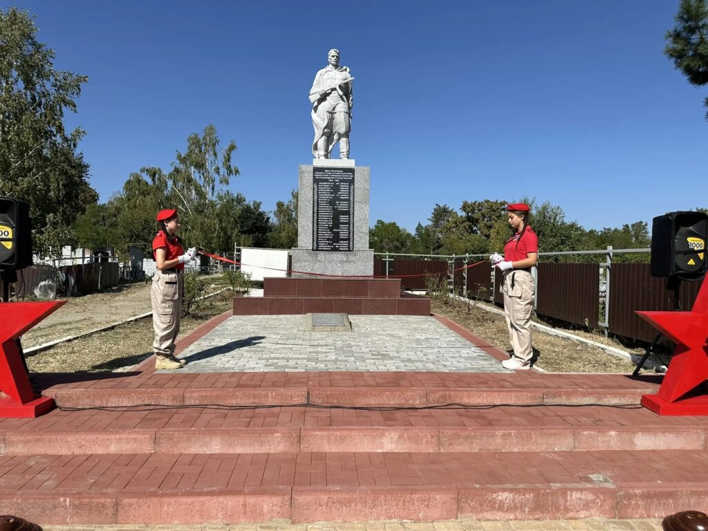 Скульптуру воина и плиты с фамилиями восстановили на мемориале в Ильском на Кубани