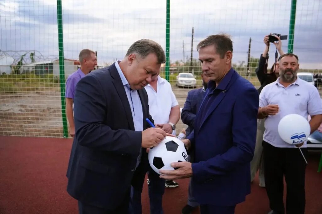 В астраханском поселке открыли новое футбольное поле