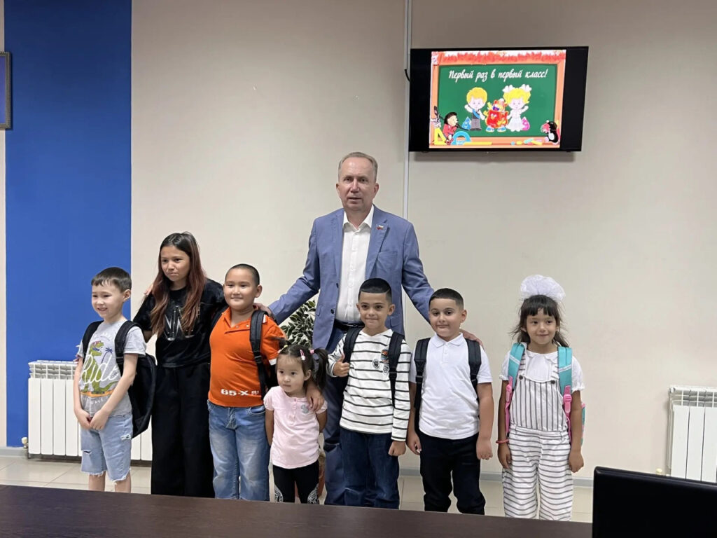 Первоклассники из Трусовского района получили первые рюкзаки от председателя Городской Думы