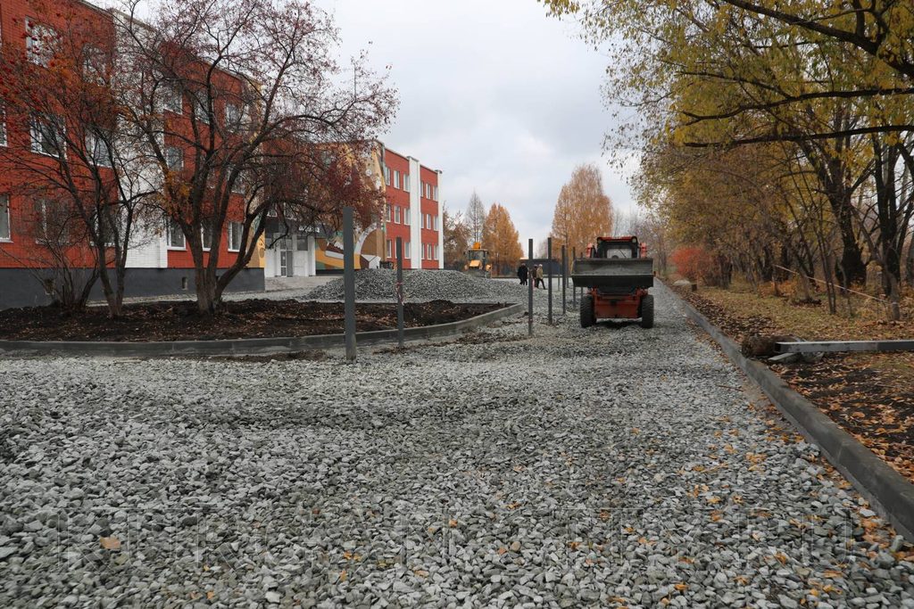 В Кургане проверили ремонт школ, дворов и общественных пространств — фото 5
