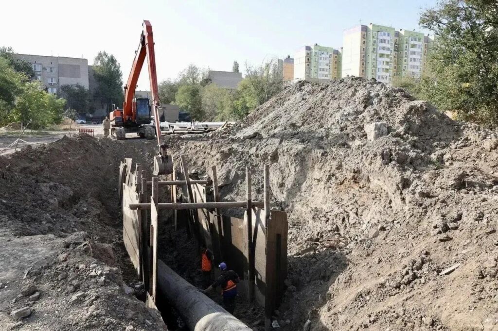 В Астрахани взялись за канализационную трубу, которой почти 50 лет