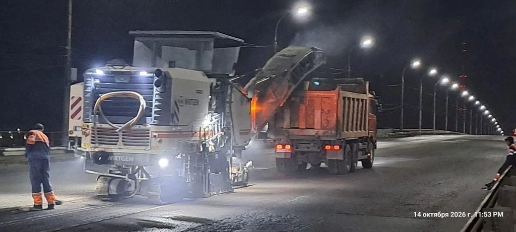 Минувшей ночью с Нового моста начал исчезать асфальт — фото 3