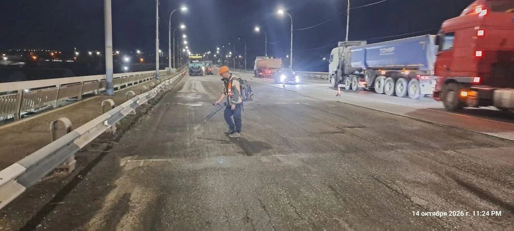 Минувшей ночью с Нового моста начал исчезать асфальт — фото 2