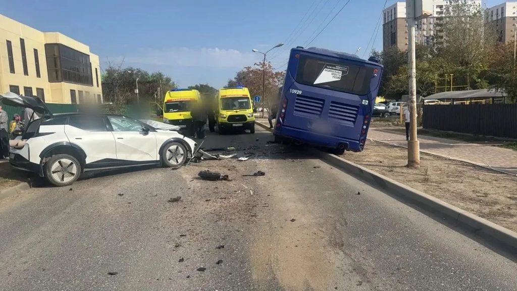 В Астрахани легковушка влетела в «Волгабас»: 7 пострадавших, включая детей — фото 2