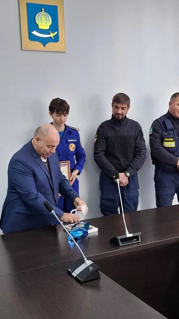 В Астрахани наградили подростка, который спас потерявшего сознание мужчину — фото 3