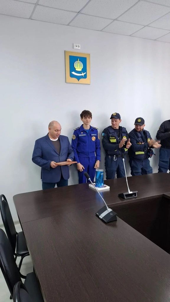 В Астрахани наградили подростка, который спас потерявшего сознание мужчину — фото 4