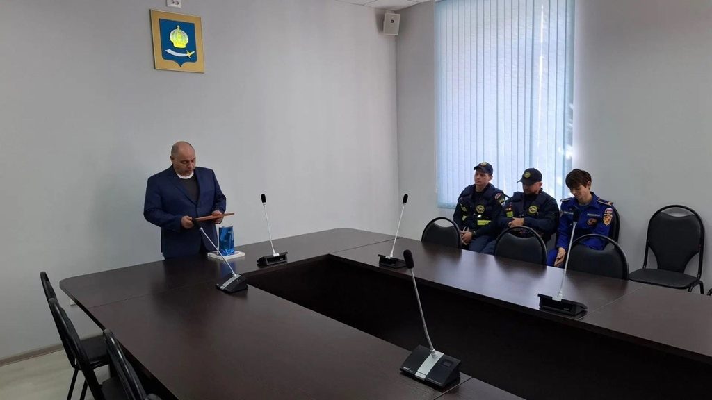 В Астрахани наградили подростка, который спас потерявшего сознание мужчину — фото 2